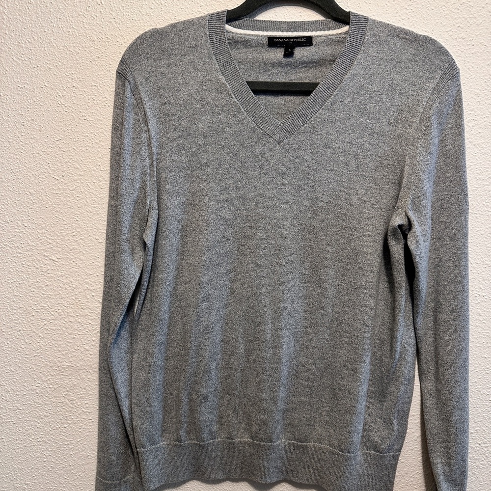 Banana Republic Gray V-Neck Sweater Classic Knit
